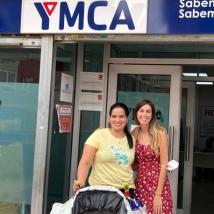 Yorlene con su trabajadora social Cristina en la puerta del centro YMCA